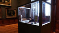 Ünlü yazar kendini müzede sergiliyor: Camdan odaya kapandı