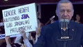 Cumhurbaşkanı Erdoğan, 'Gence bak gence' dedi! Tüm salon oraya döndü! Dikkat çeken pankart