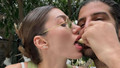 Şevval Şahin'den dudak dudağa romantik kare