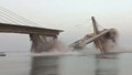 Hindistan'da yapım aşamasındaki köprü çöktü