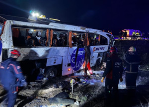 Yolcu otobüsü şarampole devrildi: 2 ölü, 34 yaralı