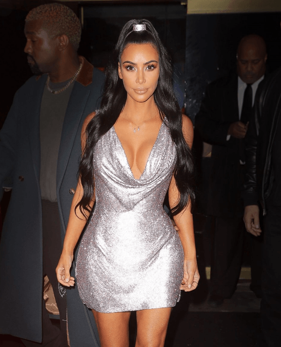 Kim Kardashian cesur dekoltesi ve mini elbisesiyle yürek hoplattı - Sayfa 1