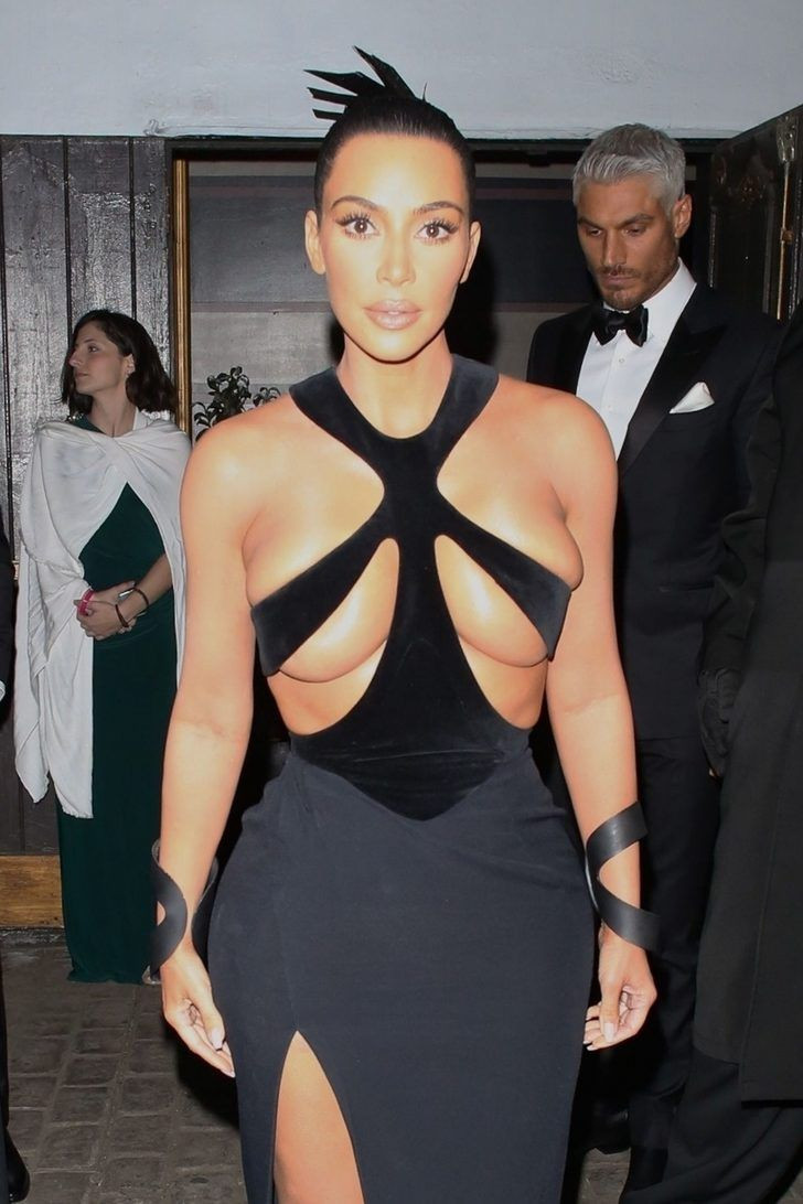 Kim Kardashian'ın göğüs dekoltesi olay oldu! - Sayfa 2