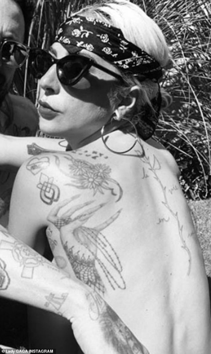 Lady Gaga dövmecisiyle üstsüz poz verdi! - Sayfa 4