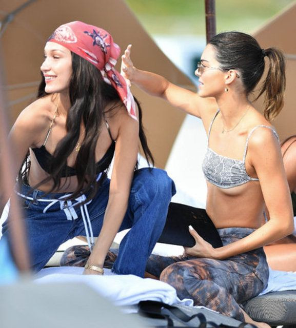 Kendall Jenner ve Bella Hadid plaja indi! - Sayfa 1
