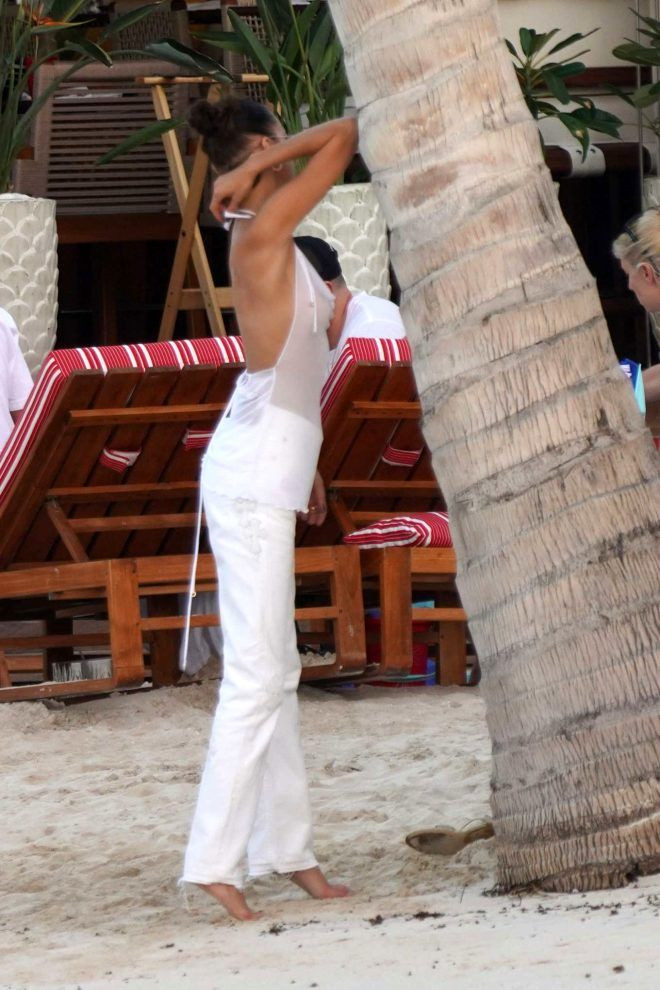 Bella Hadid'in transparan sahil kıyafeti olay oldu! - Sayfa 1