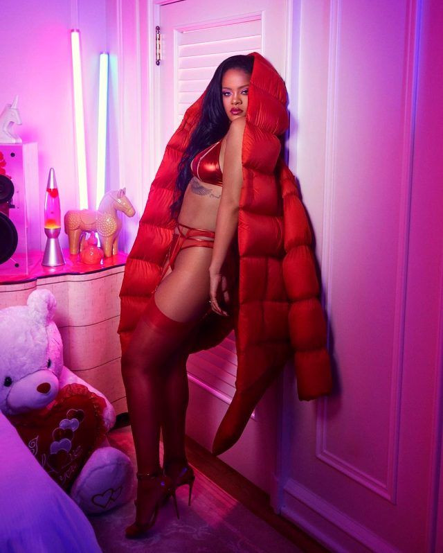 Rihanna'dan iç çamaşırlarıyla cesur pozlar - Sayfa 4