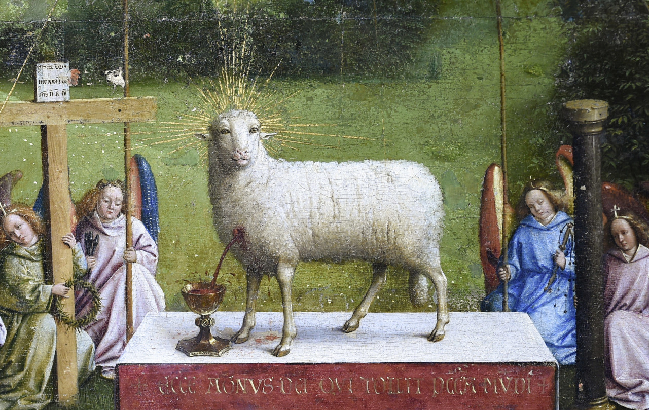 Ghent Altar Panosu'ndaki kuzunun üzerine 1150’de farklı bir sanatçı tarafından tekrar çizim yapılmıştı.