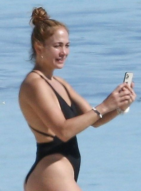 Jennifer Lopez tatilde! Tanga mayosuyla olay oldu - Sayfa 4