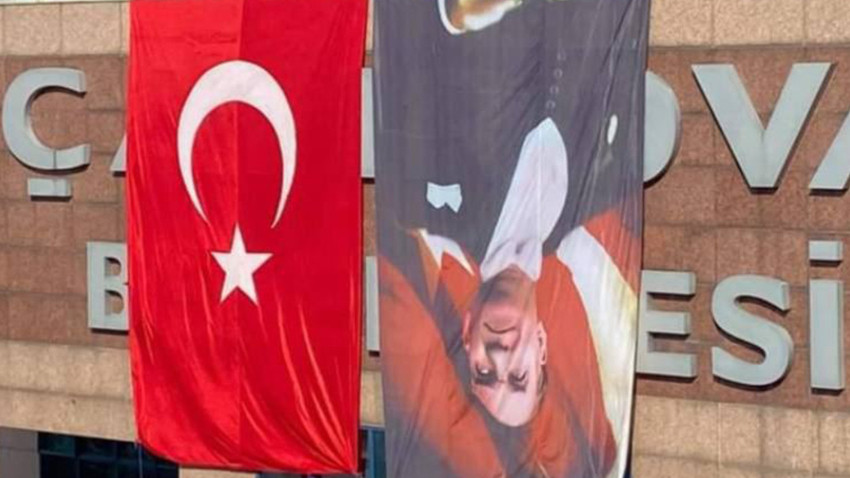 AKP’li belediye Atatürk’ün resmini ters astı!