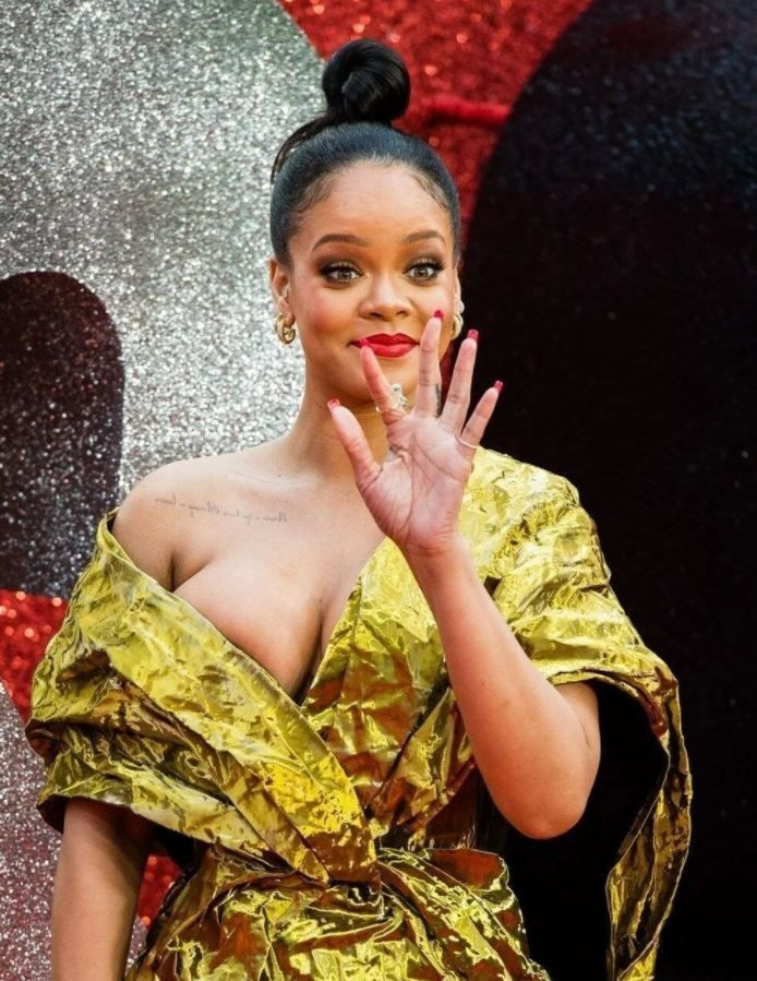 Rihanna yeni iç çamaşırı koleksiyonunu tanıttı! Kendine hayran bıraktı - Sayfa 1