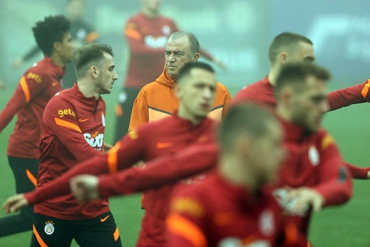 Galatasaray'da tarihi karar! 5 futbolcunun bileti kesildi - Sayfa 1