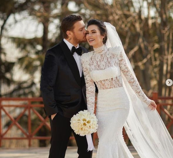 Sinan Akçıl, oyuncu eşi Burcu Kıratlı'ya dizilerde ve filmlerde öpüşmeyi yasakladı! - Sayfa 1