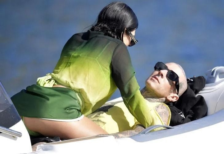Travis Barker'ın nişanlısı Kourtney Kardashian'ın ayağını öptüğü yatak paylaşımı olay oldu! - Sayfa 3