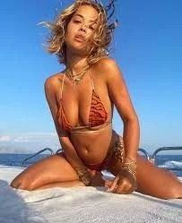 Rita Ora güneş banyosu yaptı! Işıltılı bikinisiyle çimlere uzandı - Sayfa 1