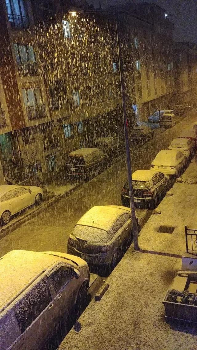 İstanbul'da beklenen kar yağışı başladı! Cadde ve sokaklar bir anda beyaza büründü - Sayfa 4