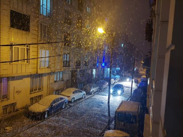 İstanbul'da beklenen kar yağışı başladı! Cadde ve sokaklar bir anda beyaza büründü - Sayfa 1