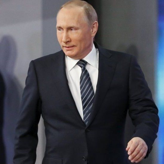 Putin'in yürüyüşü gündem oldu! Yürürken sağ kolu neden sabit? - Sayfa 1