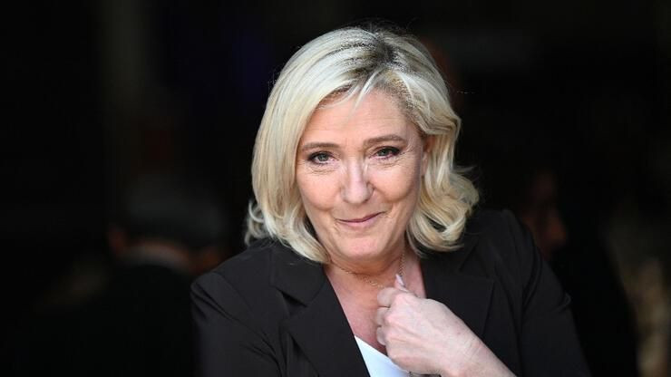 Fransız siyasetçi Marine Len Pen, playboy dergisine çıplak poz veren annesini sildi! - Sayfa 3