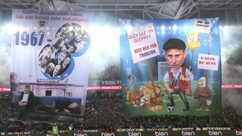 Trabzonspor tribünlerinden olay pankart! Namlunun ucuna Fenerbahçe'yi koydular