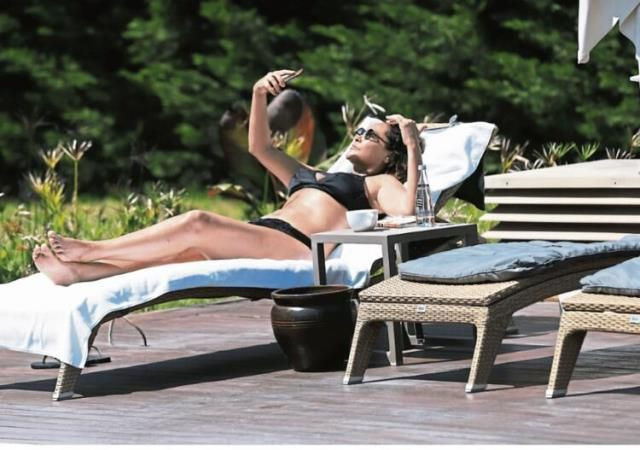 Bikinili görüntülenen Hülya Avşar sere serpe güneşlendi - Sayfa 2