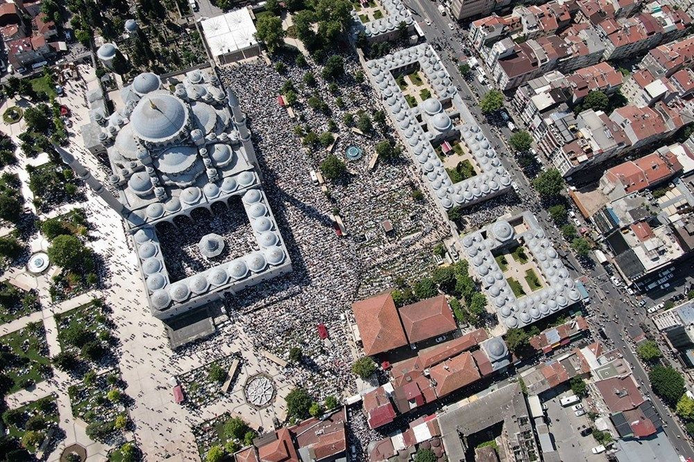Mahmut Ustaosmanoğlu son yolculuğuna uğurlandı! Binlerce kişi Fatih Camii’ne akın etti… - Sayfa 1