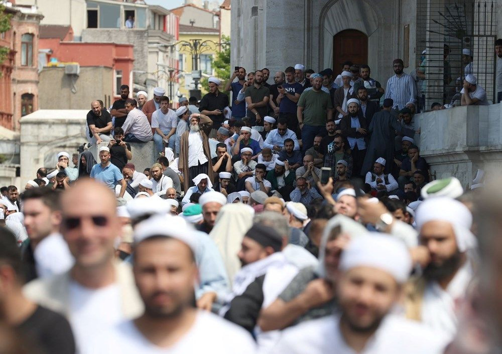 Mahmut Ustaosmanoğlu son yolculuğuna uğurlandı! Binlerce kişi Fatih Camii’ne akın etti… - Sayfa 2