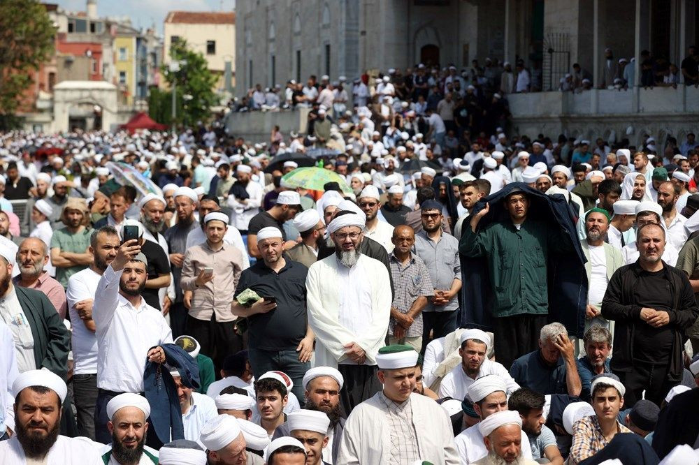 Mahmut Ustaosmanoğlu son yolculuğuna uğurlandı! Binlerce kişi Fatih Camii’ne akın etti… - Sayfa 4