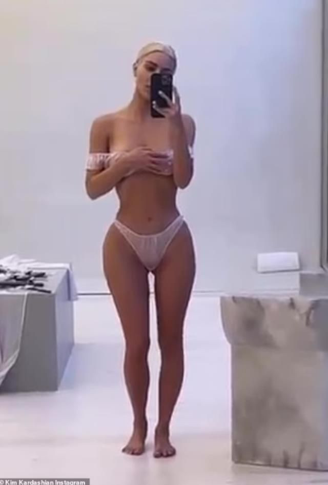 Kim Kardashian iç gösteren bikinisiyle kumsalda şov yaptı - Sayfa 2