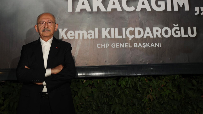 Kılıçdaroğlu'ndan Malatya'da beklenmedik hareket! Aleyhindeki afişin önünde poz verdi