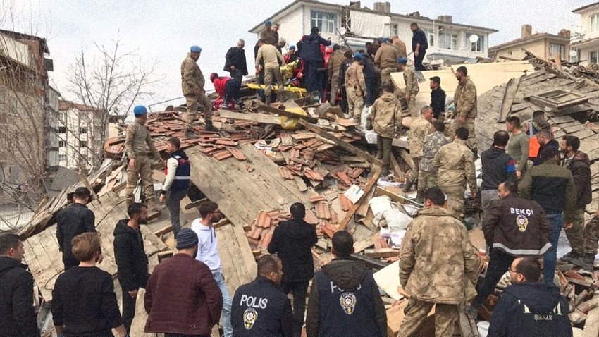 Malatya'da 5.6 büyüklüğünde deprem! Enkaz altında kalanlar var!
