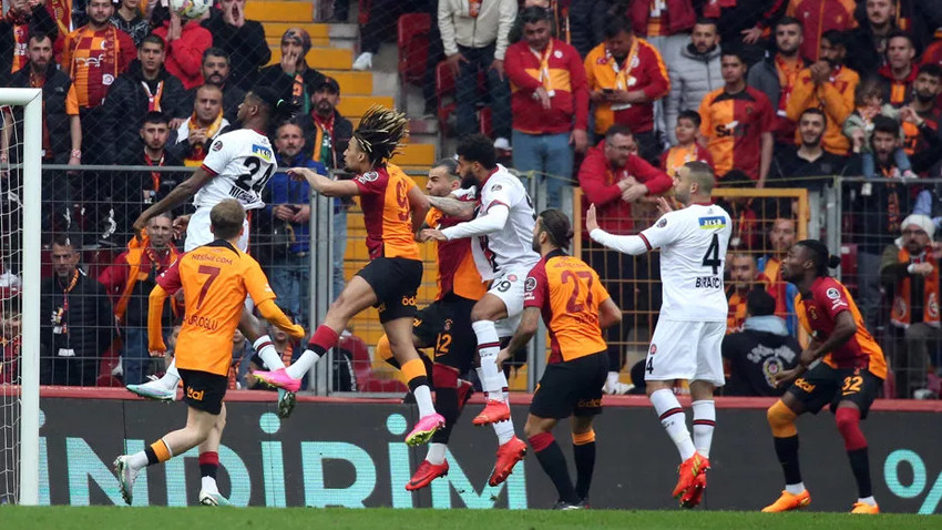 Galatasaray Karagümrük ile 3-3 berabere kaldı, şampiyonluk yarışında darbe aldı
