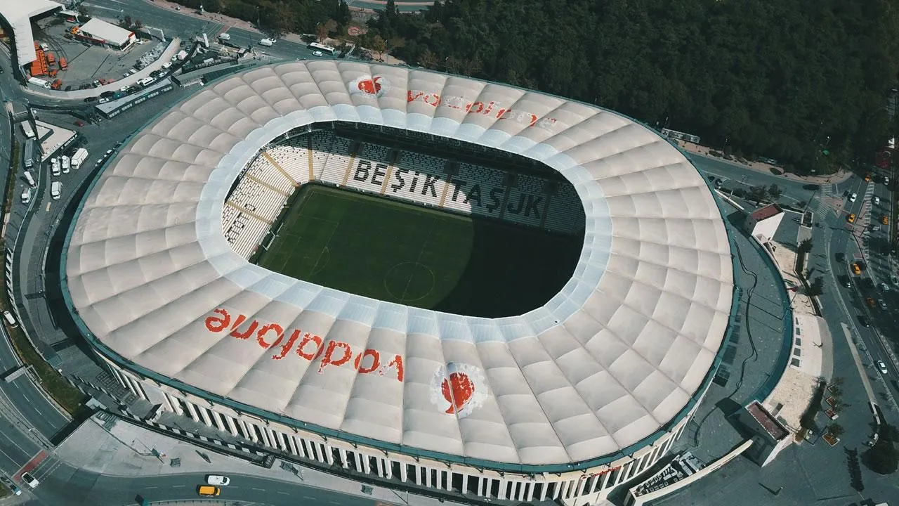 Taraftarlar endişeli: Beşiktaş stadında yıkılma tehlikesi - Sayfa 1