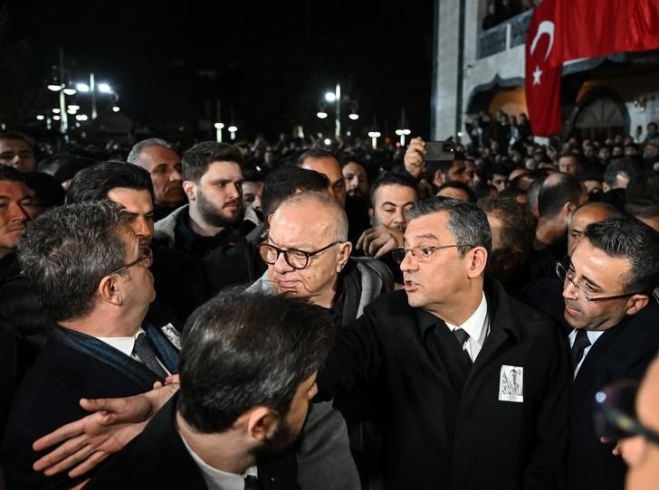 Manisa'daki şehit cenazesinde CHP Genel Başkanı Özgür Özel'e tepki! - Sayfa 1
