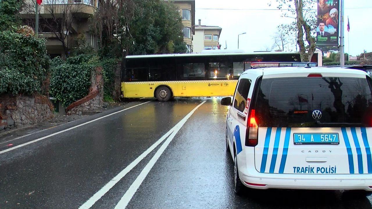 Beşiktaş'ta İETT otobüsü duvara çarptı: Yaralılar var - Sayfa 1
