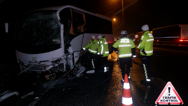 Midibüs ile tur otobüsü çarpıştı: 10'u polis 11 kişi yaralı - Sayfa 4
