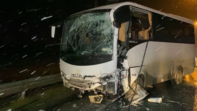 Midibüs ile tur otobüsü çarpıştı: 10'u polis 11 kişi yaralı - Sayfa 1