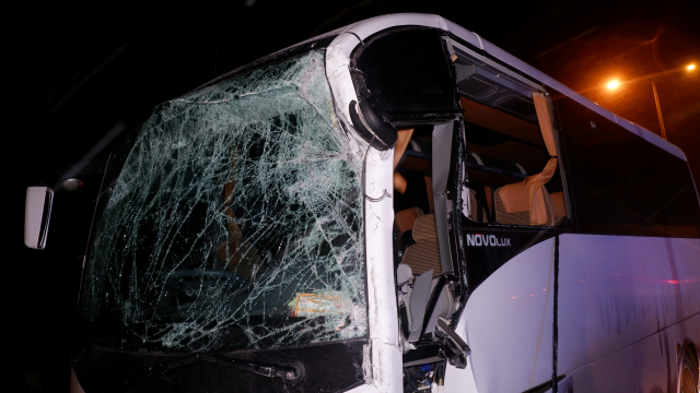 Midibüs ile tur otobüsü çarpıştı: 10'u polis 11 kişi yaralı - Sayfa 2