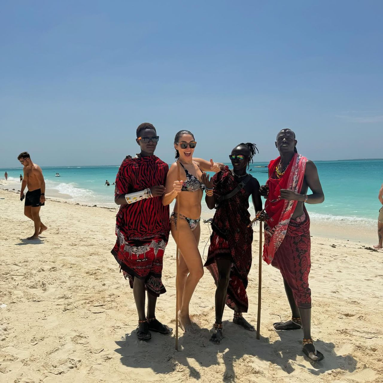 Zuhal Topal bikinili pozlarıyla Afrika'yı salladı - Sayfa 2