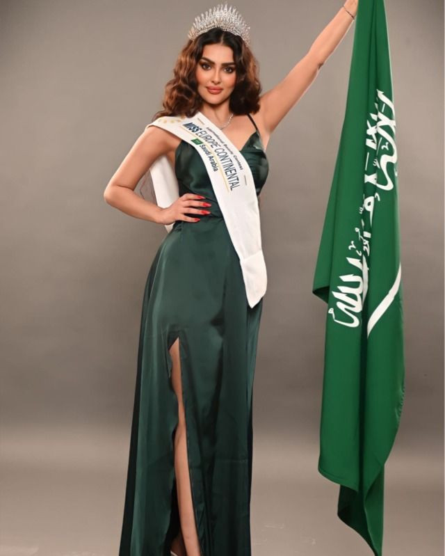 İlk kez kadın güzellik yarışmasına katılan Suudi Arabistan'ın adayı pozlarıyla büyüledi! - Sayfa 1
