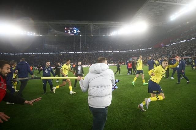 Fenerbahçeli futbolcuyu korner bayrağıyla kovaladı! Sözün bittiği yer! - Sayfa 4