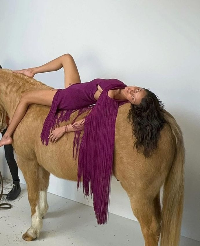 Bella Hadid'in at üzerindeki pozlarına tepki yağdı - Sayfa 2