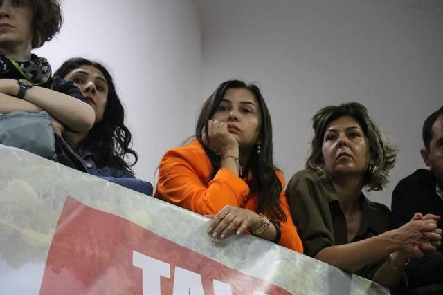 Tanju Özcan'ın eşi pankartlarla belediyeyi bastı! "Ben de seni protesto ediyorum" - Sayfa 2