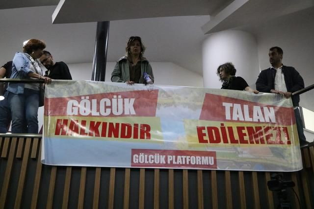 Tanju Özcan'ın eşi pankartlarla belediyeyi bastı! "Ben de seni protesto ediyorum" - Sayfa 5
