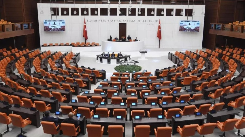 Meclis’te gündem yoğun: Anayasa mesaisi başlıyor! Numan Kurtulmuş partileri ziyaret edecek…