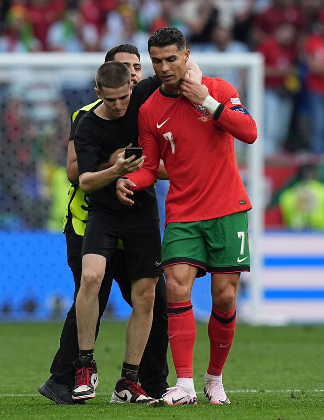 Sahaya atlayıp, Ronaldo ile fotoğraf çektirmişti...UEFA, minik Berat'a acımadı! - Sayfa 3