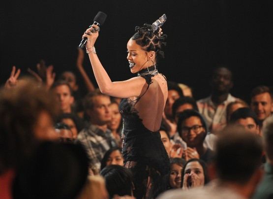 Rihanna transparan elbisesiyle büyüledi - Sayfa 2