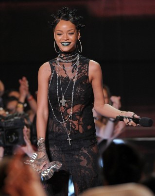 Rihanna transparan elbisesiyle büyüledi - Sayfa 3