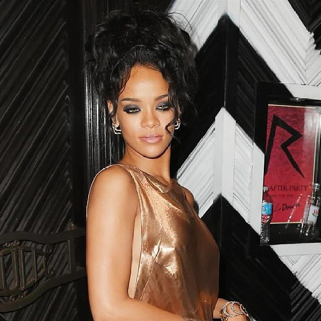 Rihanna çatalı gösterdi! - Sayfa 2