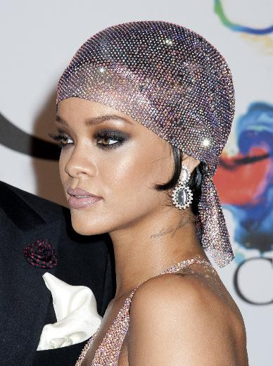 Rihanna ödül törenine yarı çıplak geldi! - Sayfa 4
